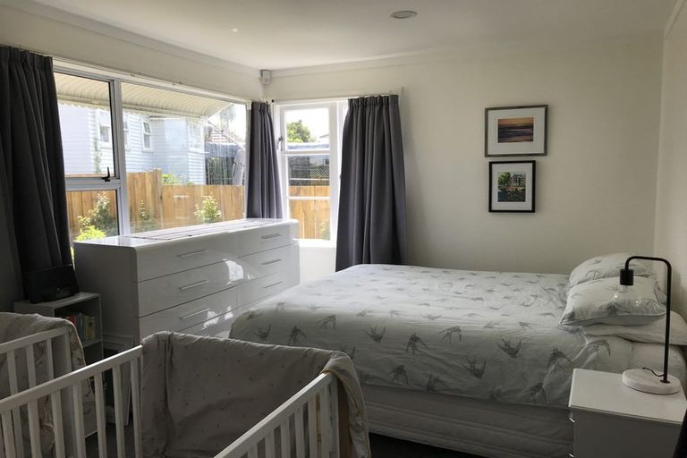 Photo of property in 9a Tahapa Crescent, Meadowbank, Auckland, 1072