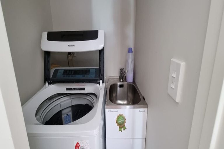 Photo of property in 17 Barbados Drive, Unsworth Heights, Auckland, 0632