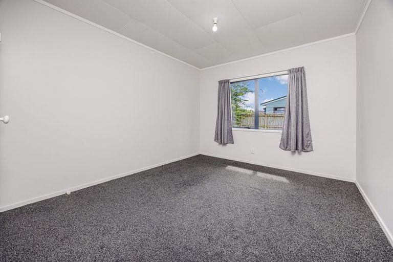 Photo of property in 2/5 Solveig Place, Randwick Park, Auckland, 2105