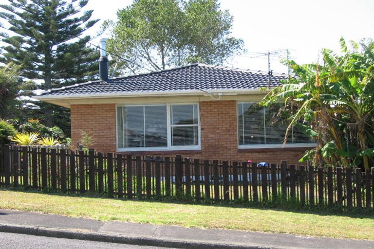 Photo of property in 2 Limmer Place, Browns Bay, Auckland, 0632