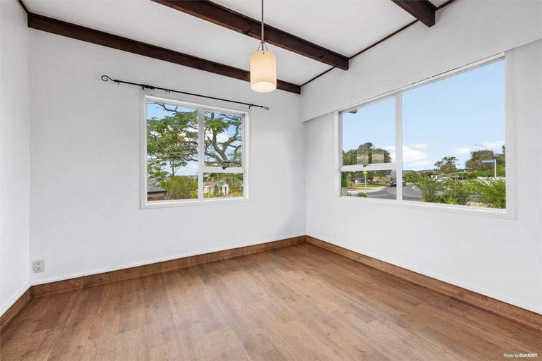 Photo of property in 43 Spence Road, Henderson, Auckland, 0612