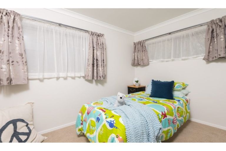 Photo of property in 39 Royal View Road, Te Atatu South, Auckland, 0610