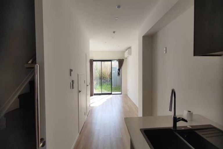 Photo of property in 11 Waru Lane, Te Atatu Peninsula, Auckland, 0610