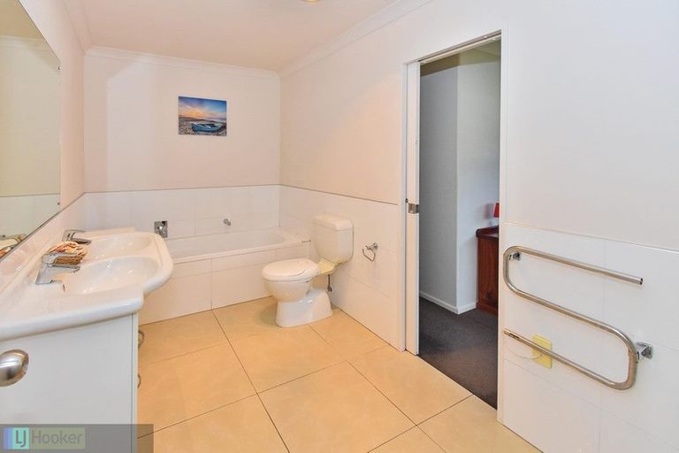 Photo of property in 318 Hill Road, The Gardens, Auckland, 2105