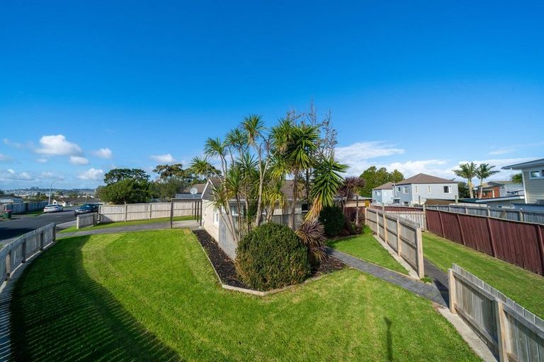 Photo of property in 1/8 Waikaremoana Place, Pakuranga Heights, Auckland, 2010