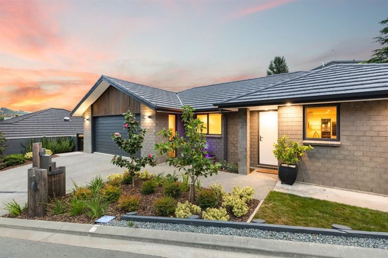 Photo of property in 31 Mooring Close, Whitby, Porirua, 5024