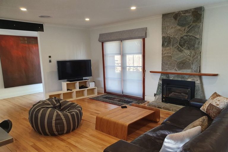 Photo of property in 16 Walton Avenue, Waikanae, 5036