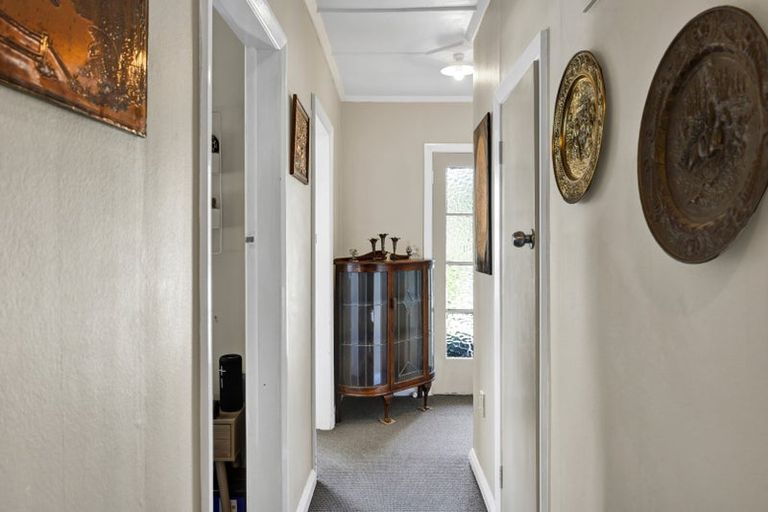 Photo of property in 27 Seaview Road, Marfell, New Plymouth, 4310