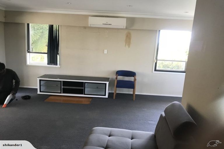 Photo of property in 16 Easton Park Parade, Glenfield, Auckland, 0629