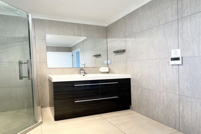 Photo of property in 16 Rosses Place, Pinehill, Auckland, 0632