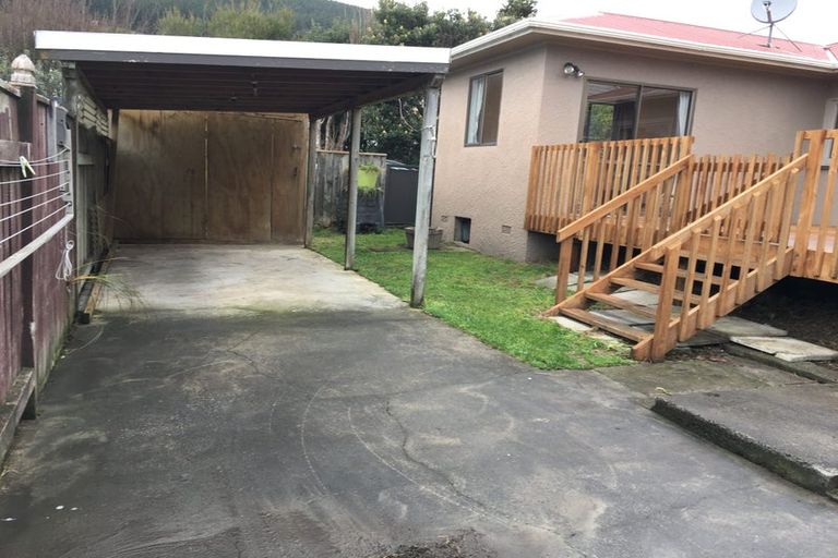 Photo of property in 21 Mexted Terrace, Tawa, Wellington, 5028