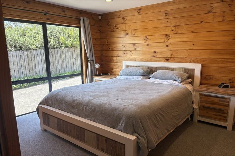 Photo of property in 2/818 East Coast Road, Oteha, Auckland, 0630