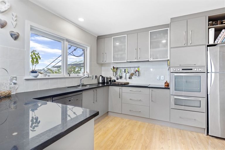 Photo of property in 1/5 Colmar Road, Mellons Bay, Auckland, 2014
