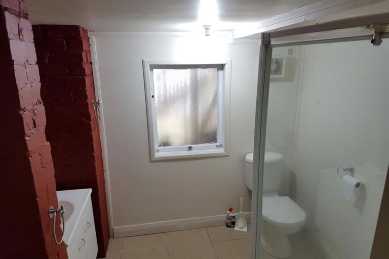 Photo of property in 350 Glenfield Road, Glenfield, Auckland, 0629