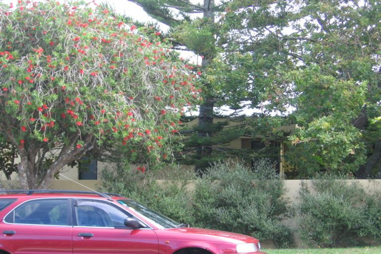 Photo of property in 2/69 Browns Bay Road, Browns Bay, Auckland, 0630