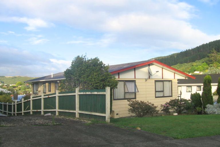 Photo of property in 5 Forglen Place, Tawa, Wellington, 5028