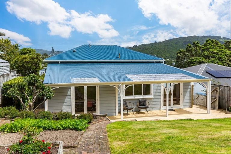 Photo of property in 12 Woburn Road, Northland, Wellington, 6012