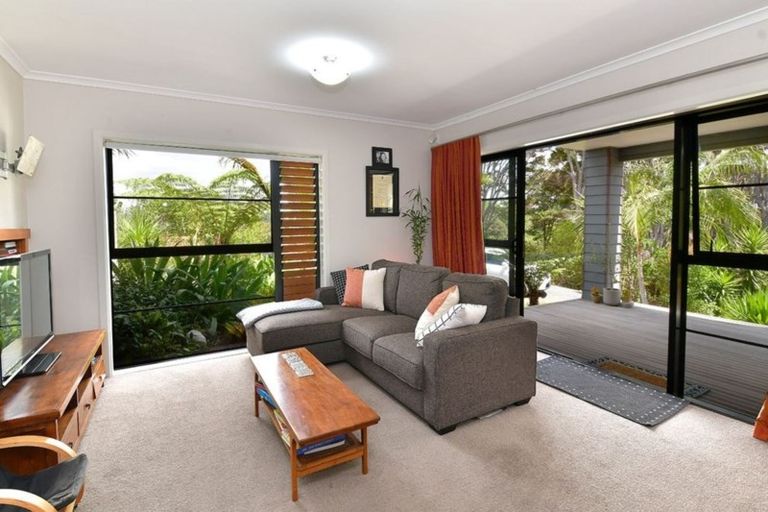 Photo of property in 38 Beauvoir Avenue, Matakatia, Whangaparaoa, 0930