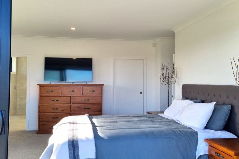 Photo of property in 18 Sardinia Grove, Fitzherbert, Palmerston North, 4410