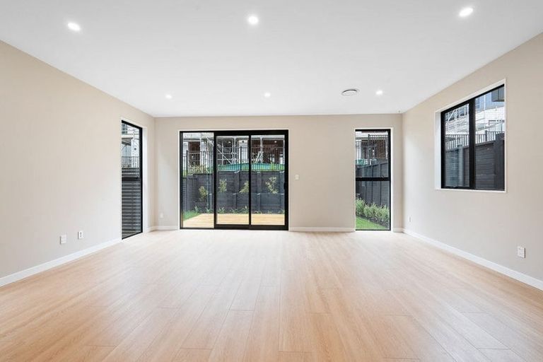 Photo of property in 21 Pohewa Road, Silverdale, 0932