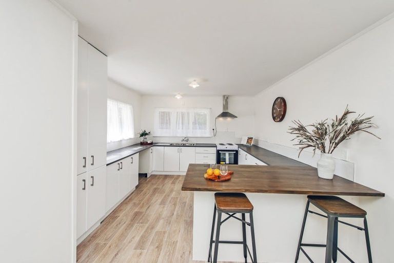 Photo of property in 15 Middlepark Road, Sockburn, Christchurch, 8042