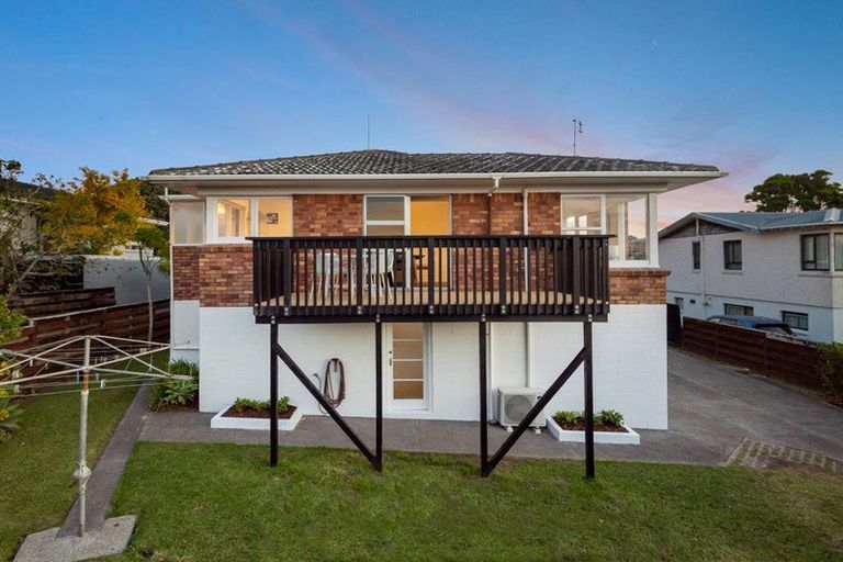 Photo of property in 2/12 Westwell Road, Belmont, Auckland, 0622