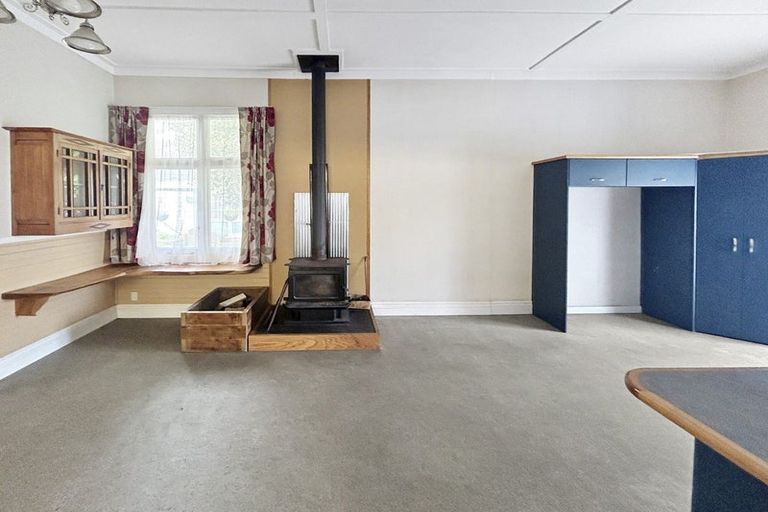 Photo of property in 21 Weraroa Road, Waverley, 4510