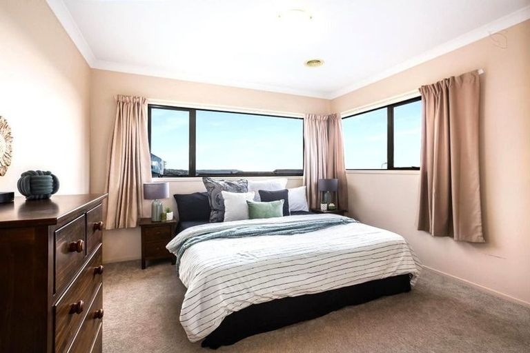 Photo of property in 9 Aspiring Terrace, Aotea, Porirua, 5024