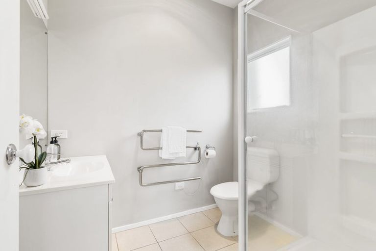 Photo of property in 2/13 Eversleigh Road, Belmont, Auckland, 0622