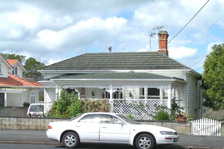 Photo of property in 127 Queen Street, Northcote Point, Auckland, 0627