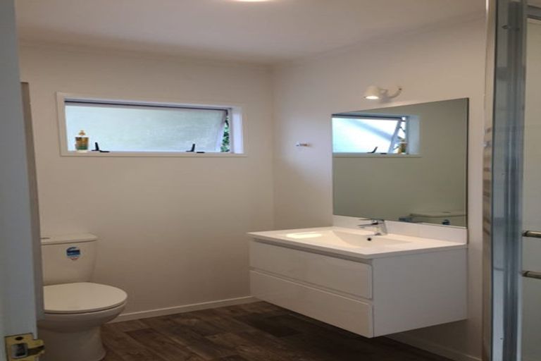 Photo of property in 2/5 Woodall Place, Totara Vale, Auckland, 0627