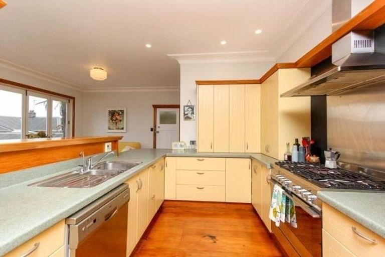 Photo of property in 12 Tamar Street, New Plymouth, 4310