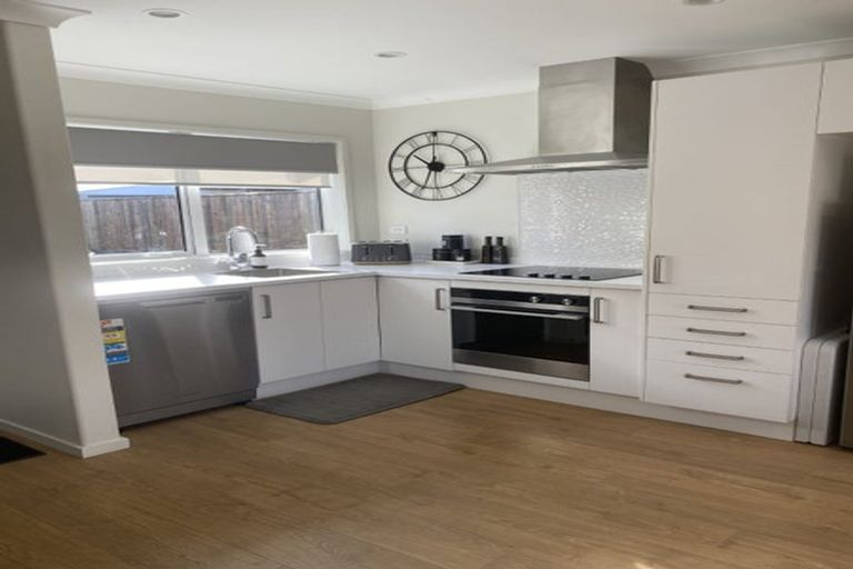 Photo of property in 24 Rewarewa Road, Te Atatu Peninsula, Auckland, 0610