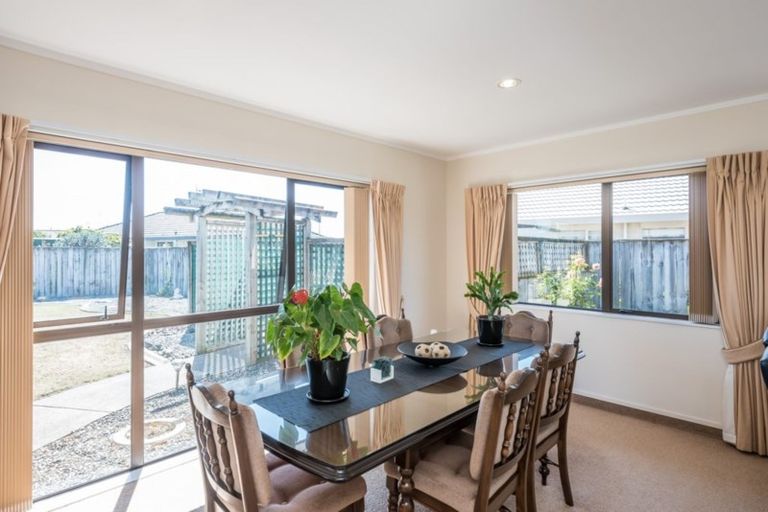 Photo of property in 124 Realm Drive, Paraparaumu, 5032