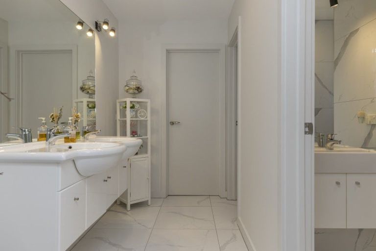 Photo of property in 28 Magnolia Rise, Waipahihi, Taupo, 3330