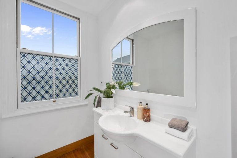 Photo of property in 30 Maritime Terrace, Birkenhead, Auckland, 0626