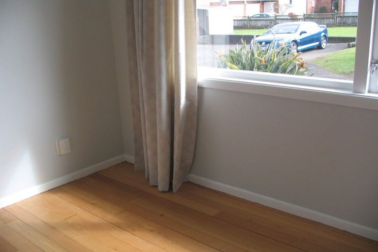 Photo of property in 28-30 Lake Pupuke Drive, Takapuna, Auckland, 0622