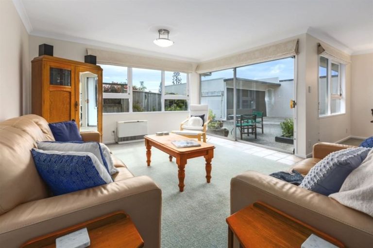 Photo of property in 7 Oak Avenue, Paremata, Porirua, 5024