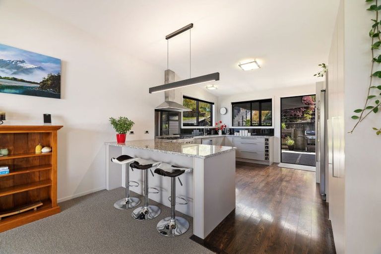 Photo of property in 70 Wynyard Crescent, Fernhill, Queenstown, 9300