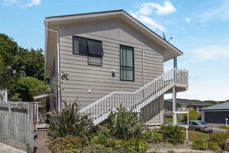 Photo of property in 10a Ted Gilberd Place, Newlands, Wellington, 6037