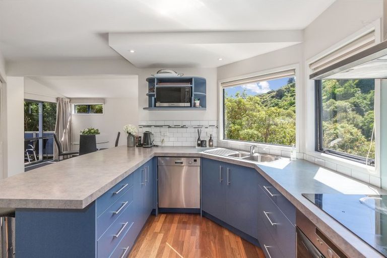 Photo of property in 86 Airlie Road, Plimmerton, Porirua, 5026