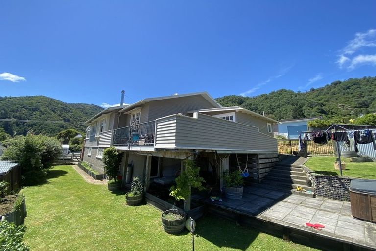 Photo of property in 71 Kent Street, Picton, 7220