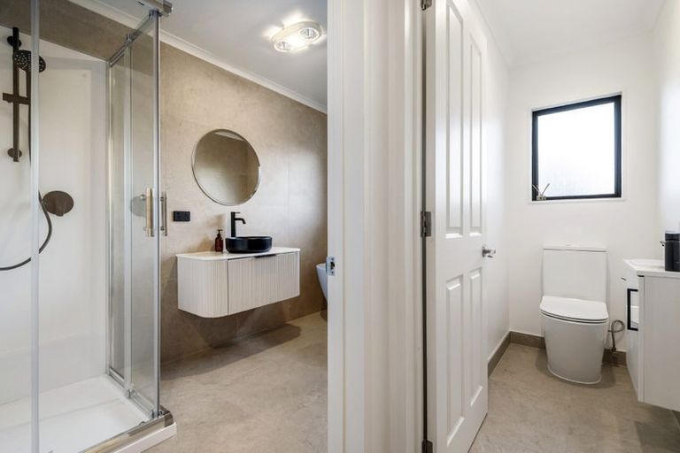 Photo of property in 11 Nottingham Place, Northcross, Auckland, 0630