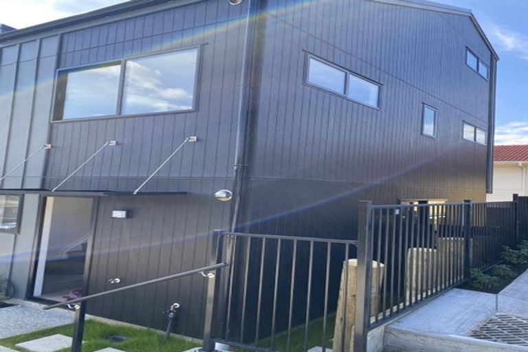 Photo of property in 3/8 Chivalry Road, Glenfield, Auckland, 0629