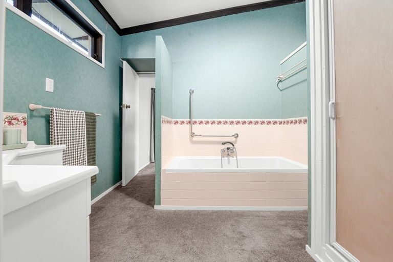 Photo of property in 10 Burwood Place, Silverdale, Hamilton, 3216