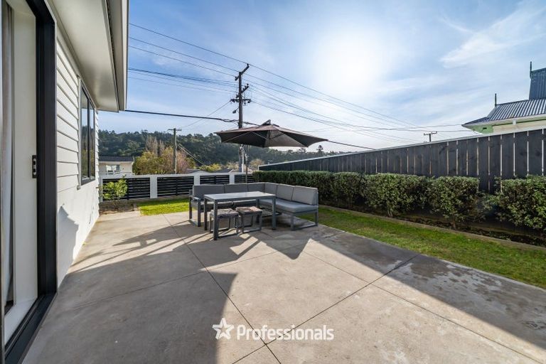 Photo of property in 393 Stokes Valley Road, Stokes Valley, Lower Hutt, 5019