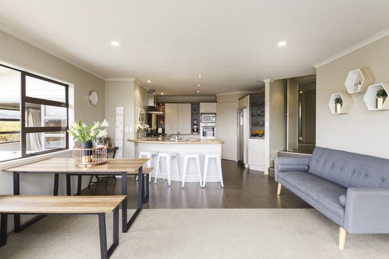 Photo of property in 28 Johnstone Drive, Fitzherbert, Palmerston North, 4410