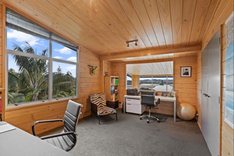 Photo of property in 42 Pohutukawa Avenue, Red Beach, 0932