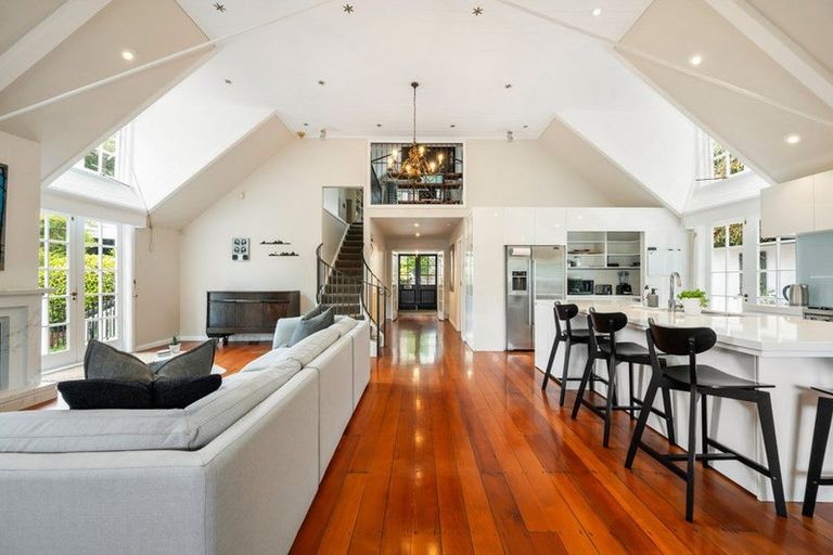 Photo of property in 5a Raroa Road, Kelburn, Wellington, 6012