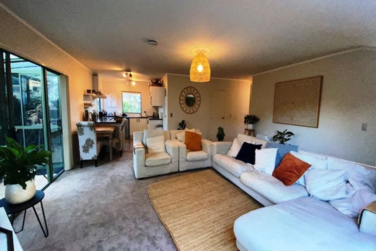 Photo of property in 2/14 Knott Road, Stanmore Bay, Whangaparaoa, 0932